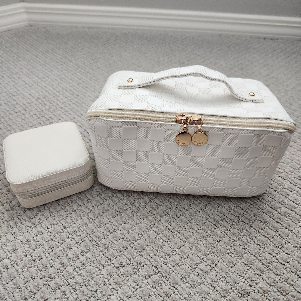 White Checkered Toilerty Bag w/jewelry Case Set